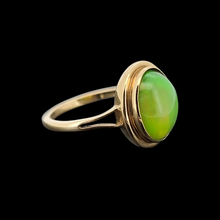 Load image into Gallery viewer, Vintage 9ct Gold Yellow-Green Opal Ring side