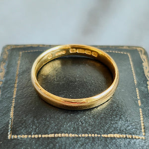 Art Deco 22ct Gold Wedding Band on top of box