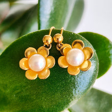 Load image into Gallery viewer, Vintage 9ct Yellow Gold Pearl Flower Drop Earrings
