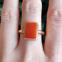 Load image into Gallery viewer, Victorian 15ct Gold Agate Tablet Ring modelled
