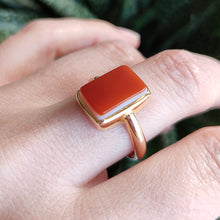 Load image into Gallery viewer, Victorian 15ct Gold Agate Tablet Ring modelled
