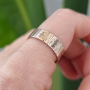 Victorian 9ct Gold Patterned Wedding Band | Hallmarked London 1875 modelled