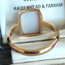 Load image into Gallery viewer, Victorian 15ct Gold Agate Tablet Ring behind head
