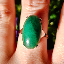 Load image into Gallery viewer, An oval nephrite jade ring in white and yellow gold, modelled on a hand
