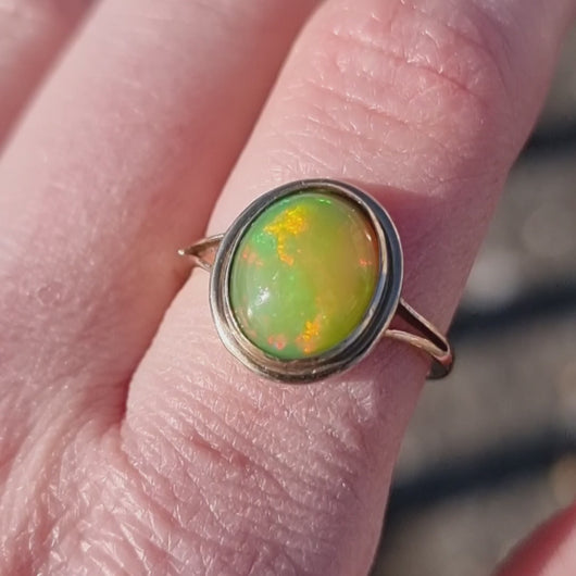 Vintage 9ct Gold Yellow-Green Opal Ring video